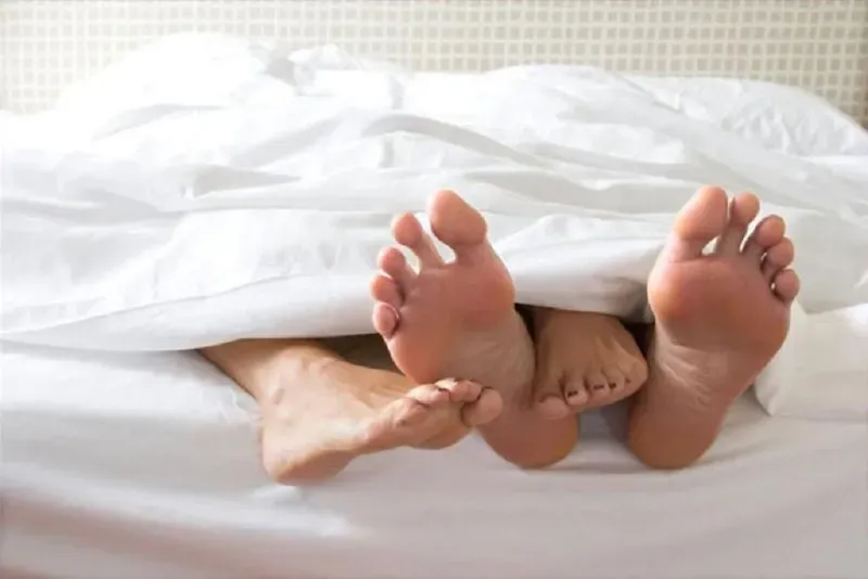 Dù nguy cơ lây qua đường tình dục là cực kỳ thấp, y học vẫn khuyến cáo thận trọng trong giai đoạn cấp tính