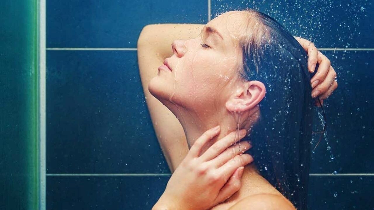 Người bị cảm cúm hoàn toàn có thể gội đầu bằng nước ấm để làm sạch và thư giãn cơ thể