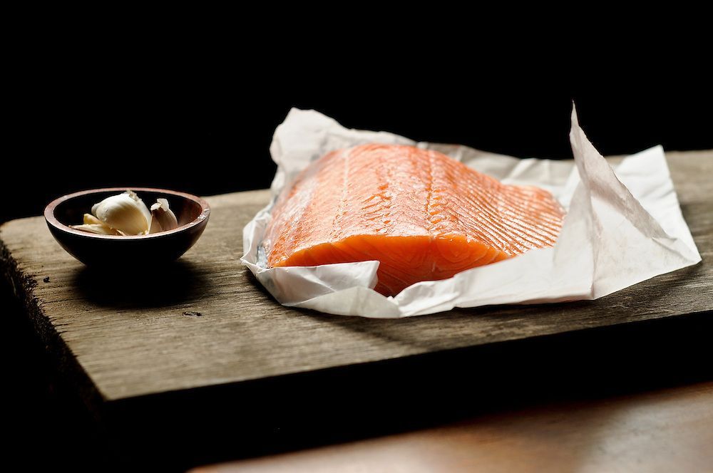 Bổ sung các loại cá béo giàu Omega-3 giúp bảo vệ thành mạch và giảm triglyceride hiệu quả 