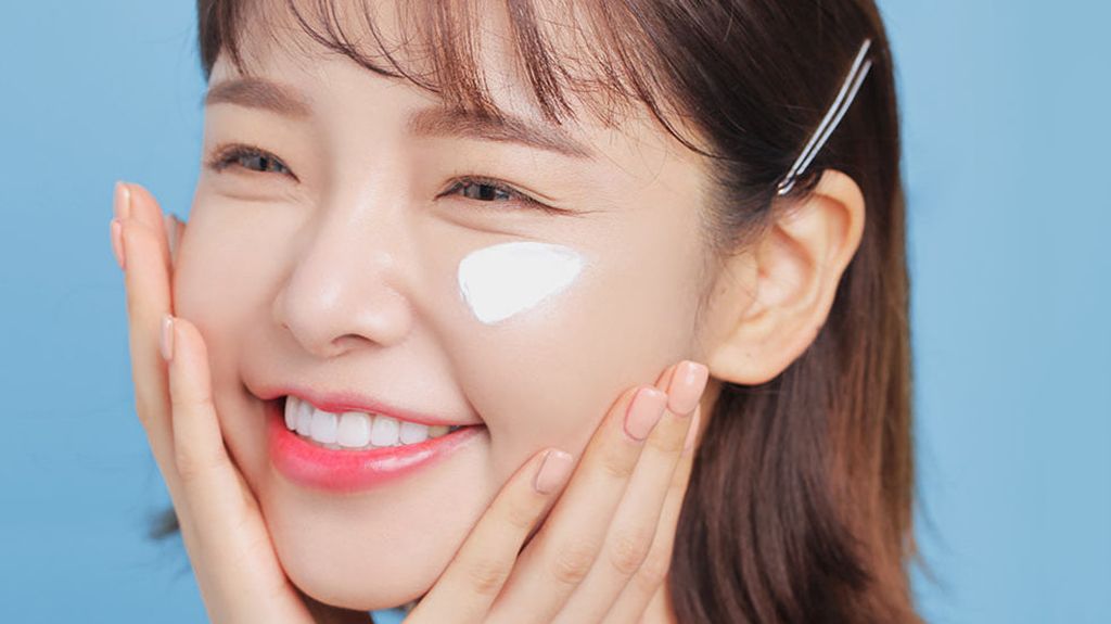Bảo vệ da bằng kem chống nắng phổ rộng hằng ngày là bước bắt buộc tối thượng trong quy trình phục hồi da rám nắng