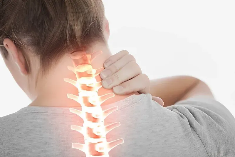 Quá trình thoái hóa và gai xương là những tác nhân chính gây hẹp ống sống