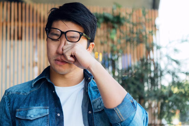 Khô mắt - mối nguy thầm lặng từ thời đại số
