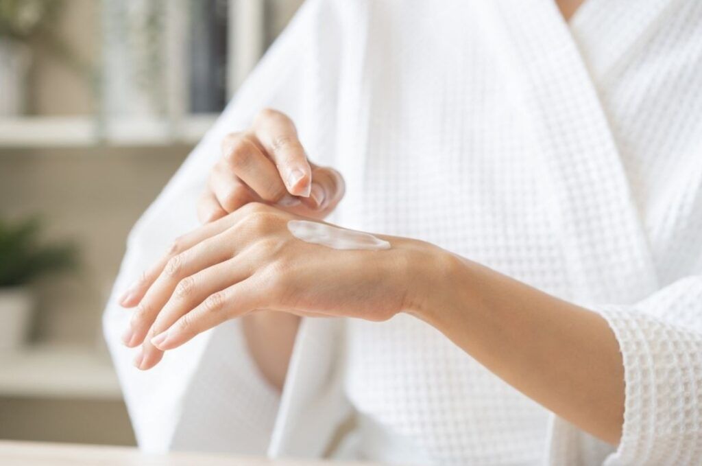 Sử dụng dưỡng ẩm thường xuyên giúp làm dịu da và hạn chế tình trạng bong tróc vảy