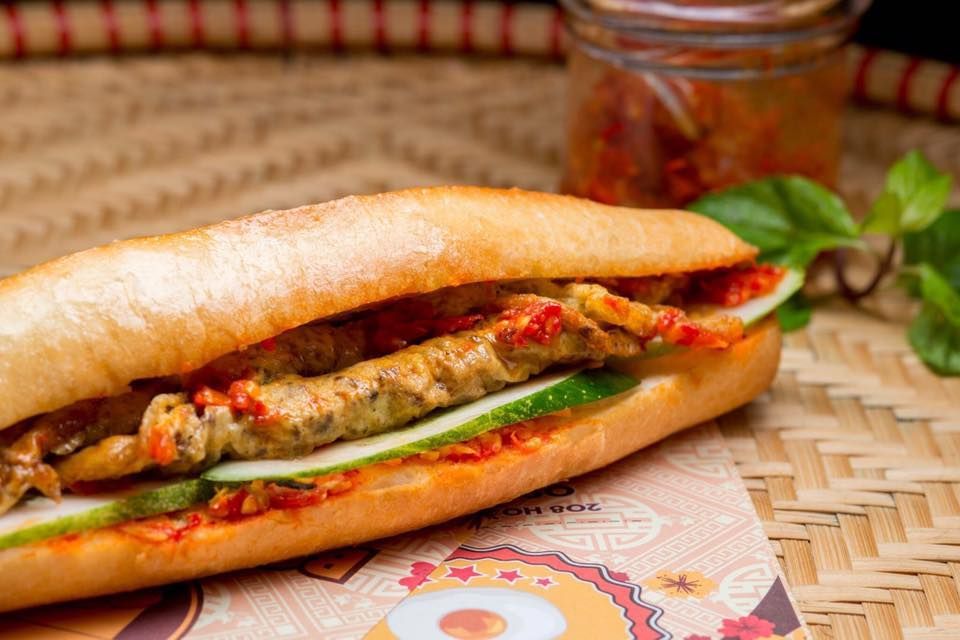 Bánh mì nướng bơ và cà chua bi, bữa sáng dinh dưỡng hỗ trợ quá trình giảm cân