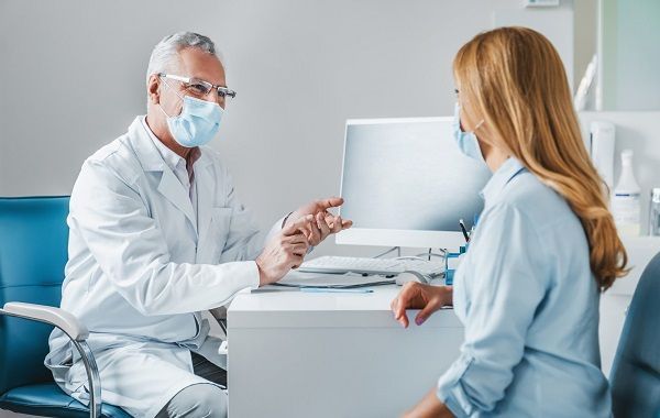 Người bệnh cần tuân thủ lịch tái khám định kỳ để kiểm tra thể trạng và quản lý các tác dụng phụ của liệu pháp nội tiết kéo dài 