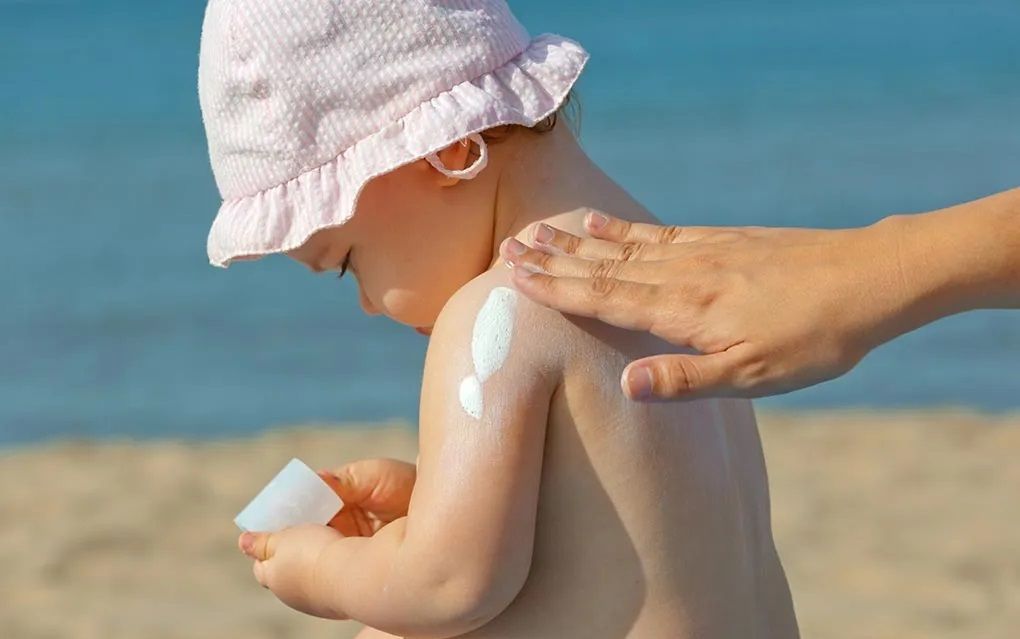 Trang bị mũ nón và bổ sung nước đầy đủ giúp trẻ vui chơi ngày hè an toàn