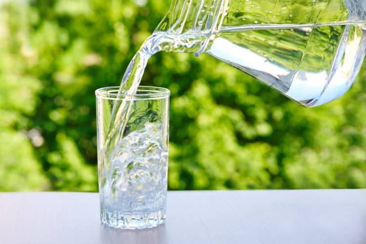 Pha nước chanh với nước ấm giúp kích hoạt hệ tiêu hóa và gan mật vào buổi sáng 