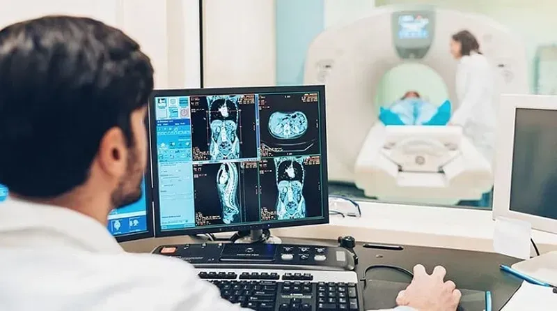 Chẩn đoán hình ảnh chuyên sâu bằng MRI giúp bác sĩ định vị chính xác vị trí mạch máu bị bít tắc mới