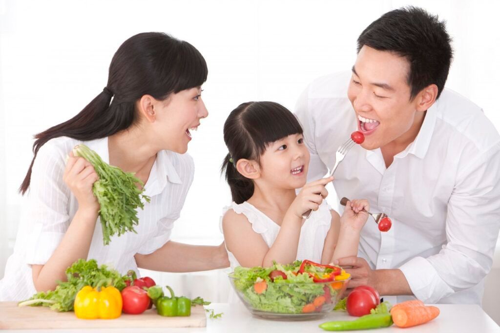 Người bệnh sau phẫu thuật nên kiêng ăn các loại thịt đỏ và thịt chế biến sẵn để hạn chế phản ứng viêm 