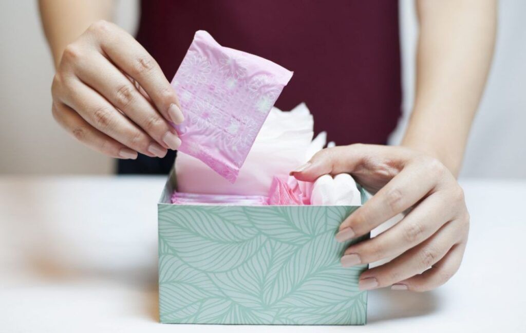 Kinh nguyệt ra nhiều có thể nhận biết qua tần suất thay băng vệ sinh hằng ngày 