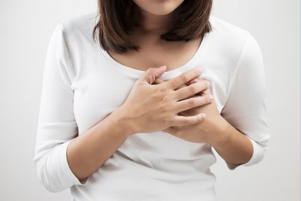 Bầu ngực căng tức và đau nhức là một trong những dấu hiệu điển hình báo hiệu ngày đèn đỏ sắp đến 