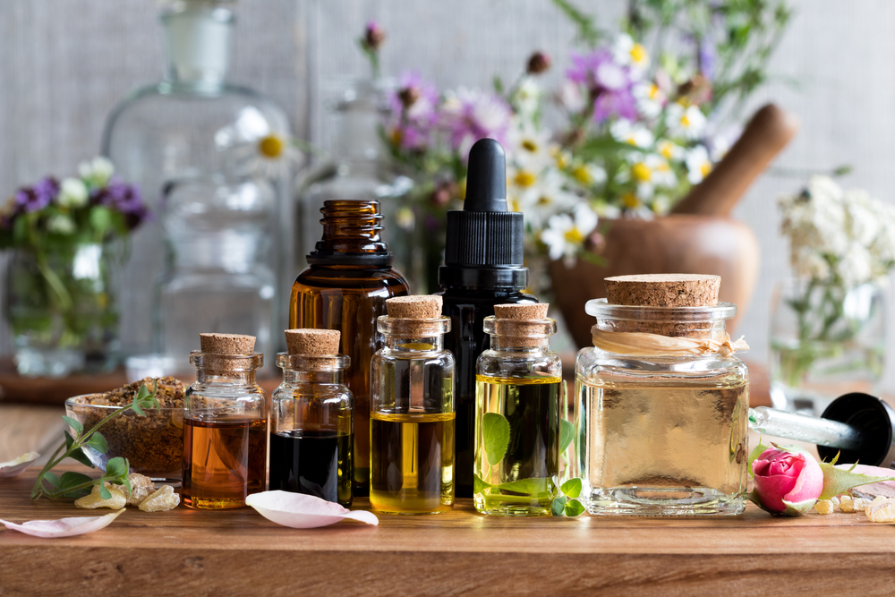 Người bệnh gút có thể dùng tinh dầu thiên nhiên lành tính để hỗ trợ xoa dịu đau buốt và sưng tấy, nhưng tuyệt đối tránh dầu nóng trong giai đoạn cấp 