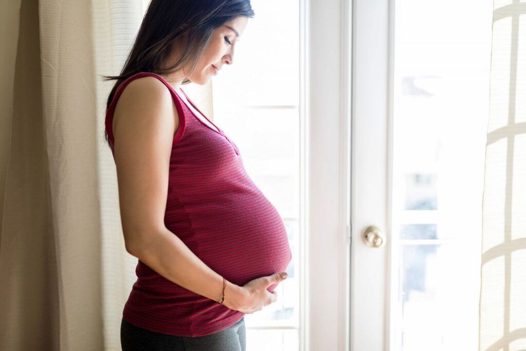 Phác đồ điều trị được cá thể hóa nghiêm ngặt để đảm bảo an toàn cho cả mẹ và bé