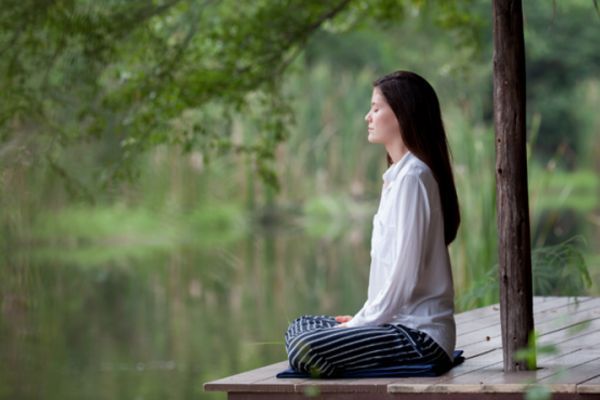 Tạo không gian thư giãn và giữ tâm trạng thoải mái là yếu tố then chốt để các bài tập thở đạt hiệu quả