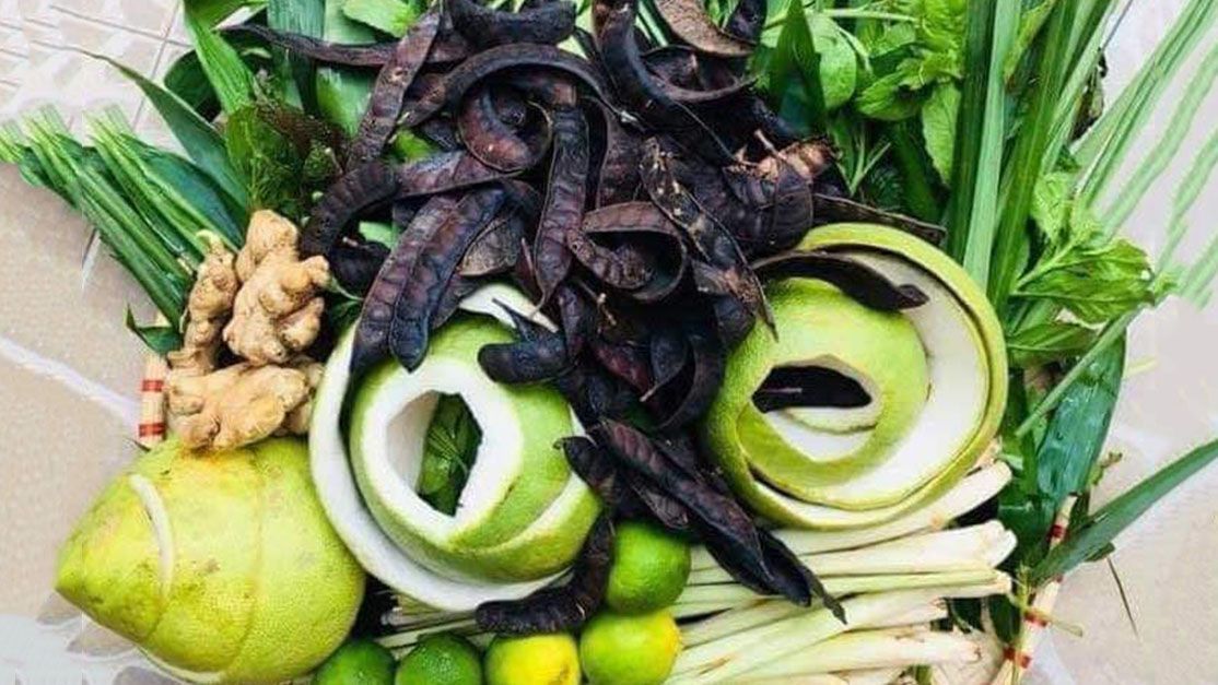 Nước nấu từ quả bồ kết là phương pháp làm đẹp tóc tự nhiên kinh điển