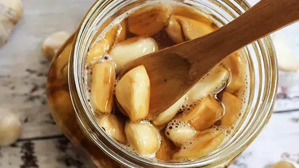Lợi ích và hướng dẫn uống rượu tỏi trước khi đi ngủ đúng cách