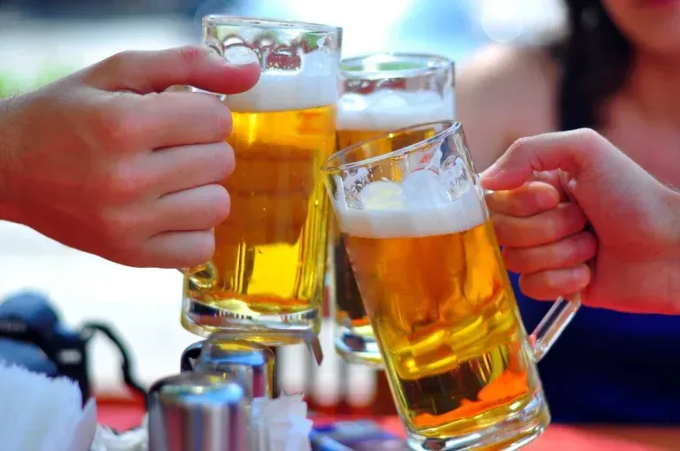 Viêm mào tinh hoàn và viêm tinh hoàn có thể gây đau tinh hoàn bên phải ở nam giới