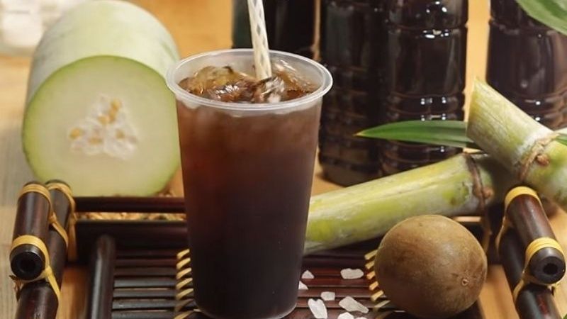Người bệnh sốt xuất huyết cần tránh xa nước đá và các loại đồ uống lạnh để bảo vệ hệ tiêu hóa và hỗ trợ hạ sốt 