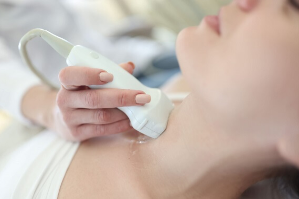 Minh họa các phương pháp chẩn đoán hình ảnh (siêu âm hoặc CT) trong đánh giá khối u tuyến giáp. 