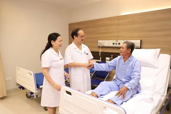Thăm khám bác sĩ chuyên khoa là cách tốt nhất để xác định lộ trình điều trị trĩ độ 4 an toàn và hiệu quả