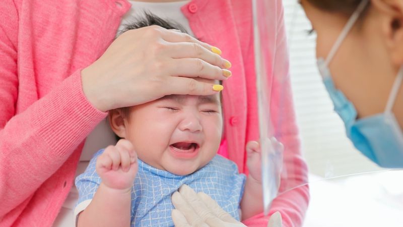 Bệnh sốt xuất huyết kéo dài 7–10 ngày, gồm ba giai đoạn: sốt, nguy hiểm và hồi phục.