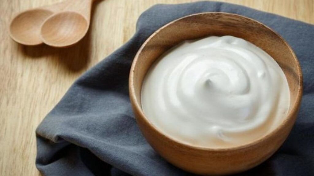 Sữa chua Hy Lạp sau khi tách nước có kết cấu đặc mịn hoàn hảo, cực kỳ giàu protein