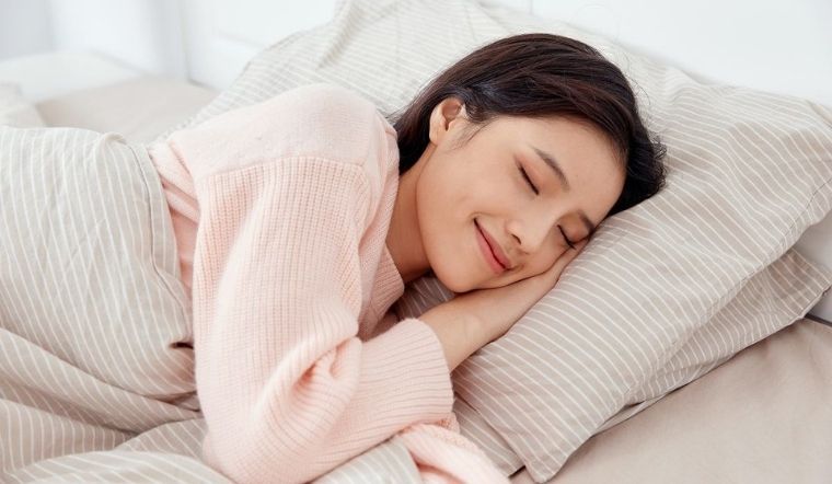 Lưu ý uống nước ép trước khi ngủ từ 1 - 2 tiếng để tránh tình trạng tiểu đêm 