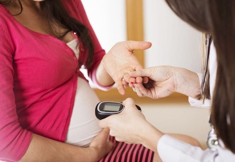 Thay đổi nội tiết tố và chế độ dinh dưỡng quá mức là nguyên nhân chính gây mỡ máu cao ở bà bầu 