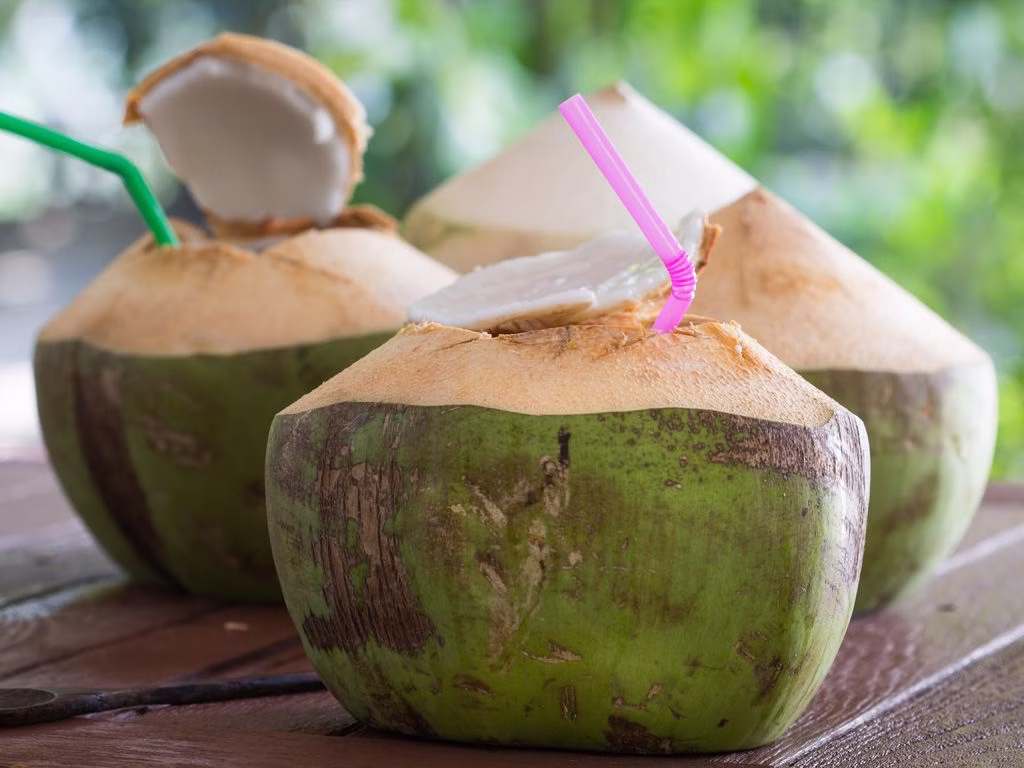 Nước dừa giàu kali hỗ trợ ổn định huyết áp cho phụ nữ mang thai