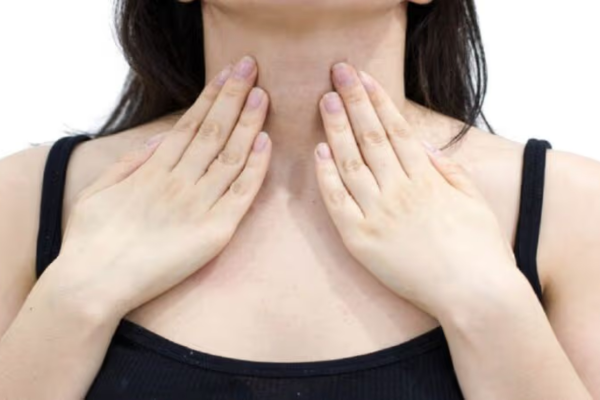 Axit dạ dày trào lên cổ họng gây ra những cơn đau rát và viêm nhiễm niêm mạc kéo dài 
