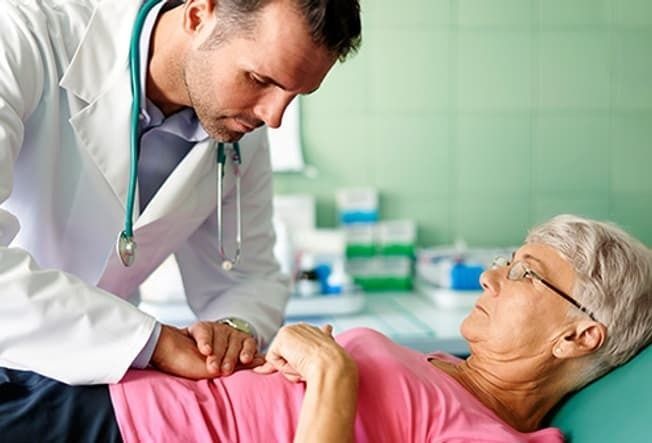 Hình minh họa cần thăm khám bác sĩ ngay khi có các triệu chứng bất thường 