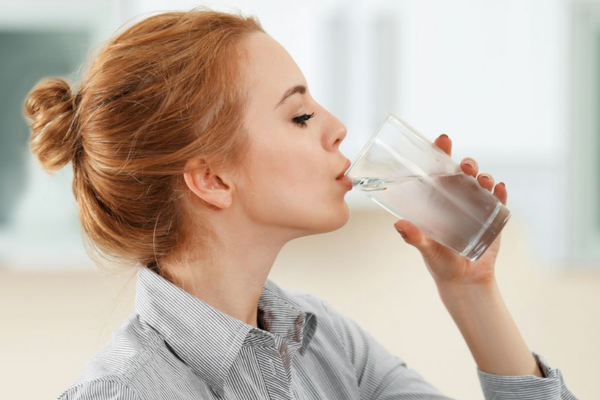 Uống đủ nước mỗi ngày là yếu tố tiên quyết trong mọi phác đồ trị sỏi thận
