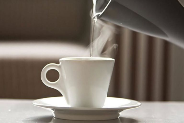 Uống một ly nước ấm nhẹ nhàng mỗi sáng giúp làm loãng axit và thư giãn các cơ co thắt trong dạ dày