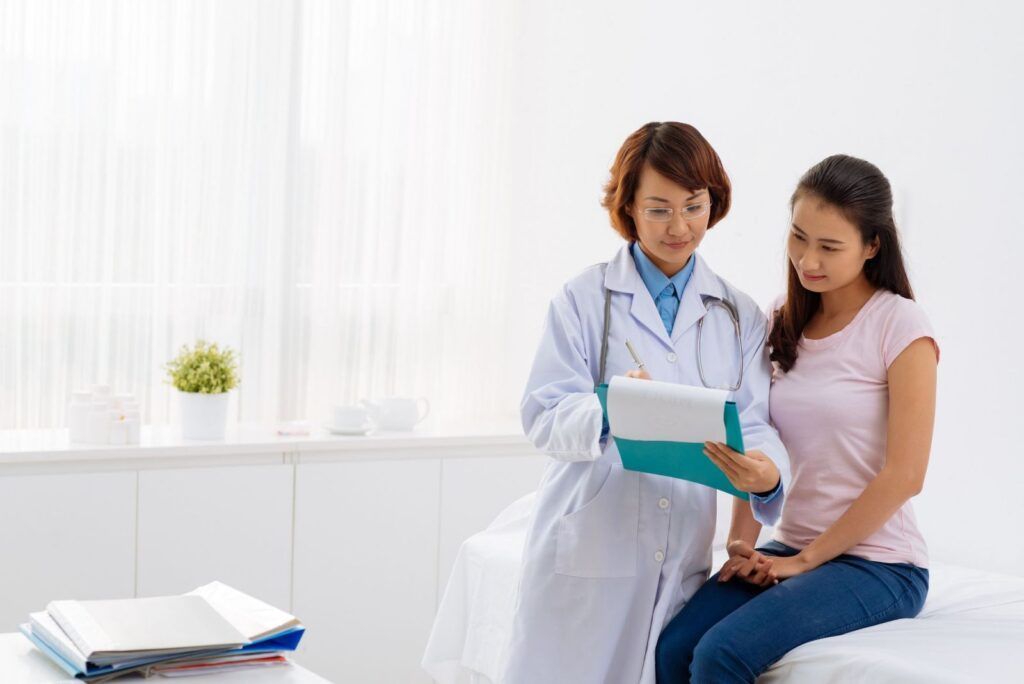 Tự theo dõi huyết áp định kỳ là bước quan trọng khi sử dụng thuốc nội tiết