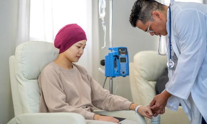 Người bệnh ung thư phổi cần được kiểm tra định kỳ để đánh giá chức năng gan thận khi kết hợp các loại thảo dược bổ sung