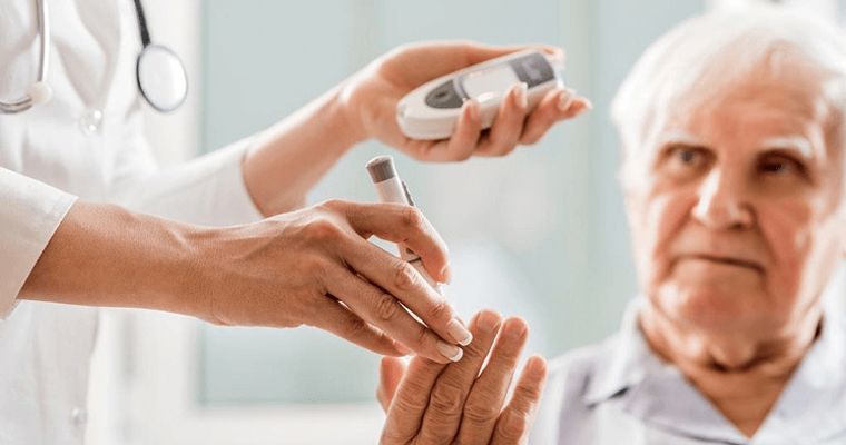 Nên kiểm tra đường huyết thường xuyên dù chỉ sử dụng đường ăn kiêng
