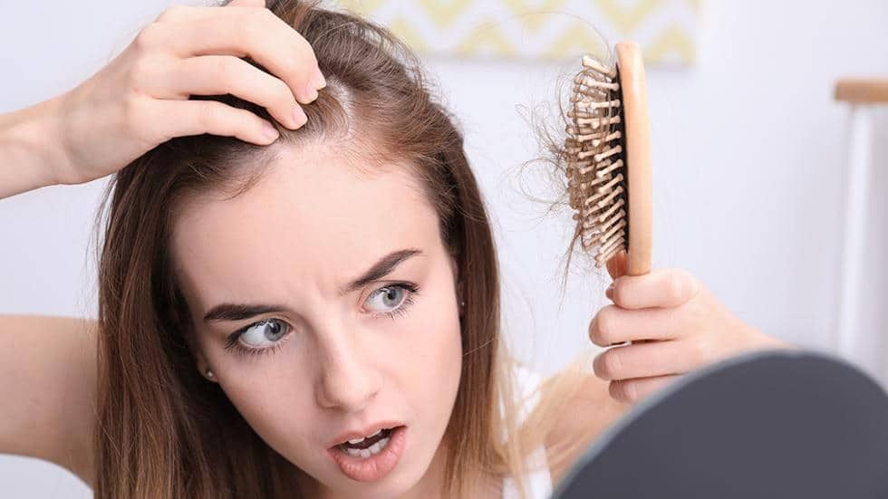 Chọn dầu gội phù hợp giúp giảm rụng tóc, sạch gàu.