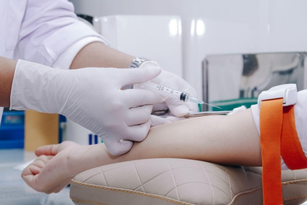Khám lâm sàng và xét nghiệm máu là những bước bản lề trước khi chỉ định sinh thiết