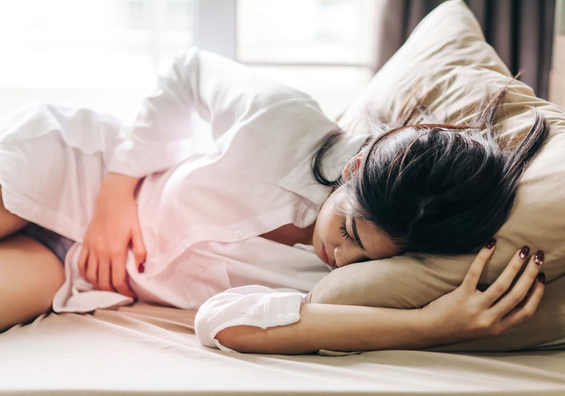 Cơn đau bụng kinh lan rộng dữ dội sang vùng chậu và thắt lưng là dấu hiệu của lạc nội mạc tử cung 